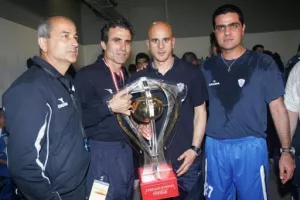 Να φωτογραφηθούν ξανά με το τρόπαιο…