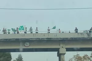ΦΩΤΟΣ/Ομονοιάτες και στην αερογέφυρα!