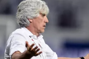 Πάει, υπογράφει και «τρέχει» τον σχεδιασμό 