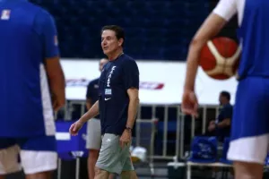 Τέσσερις μέσα, τρεις έξω για την Εθνική