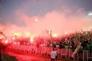 "Χρόνια πολλά στη μοναδική βασίλισσα μας/Υψώνουμε τα λάβαρα στον ουρανό"