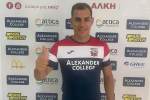 Ανακοίνωσε επτά ανανεώσεις 