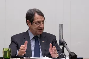 «Θα σκεφτούμε το βραχιoλάκι σε μη εμβολιασμένους» λέει ο ΠτΔ
