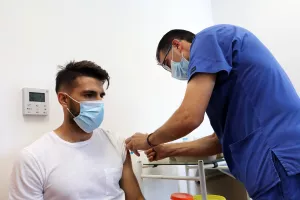 Ομόνοια/Νέες φώτος από τον εμβολιασμό