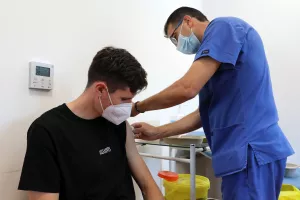 Ομόνοια/Νέες φώτος από τον εμβολιασμό