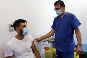 Ομόνοια/Νέες φώτος από τον εμβολιασμό