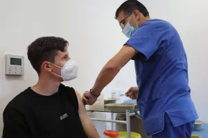 Ομόνοια/Νέες φώτος από τον εμβολιασμό