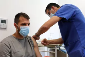 Ομόνοια/Νέες φώτος από τον εμβολιασμό