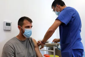 Ομόνοια/Νέες φώτος από τον εμβολιασμό