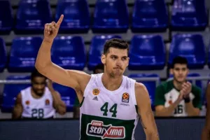 Προβάρει το κοστούμι της Αρμάνι ο Μήτογλου