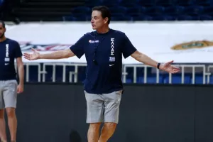 Απολαμβάνει τον ήλιο και τη θάλασσα ο Πιτίνο (φώτο)
