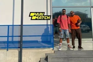Οκριασβίλι - Νταουσβίλι ποζάρουν έξω από τον Parimatch Αρχάγγελο