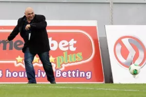 Ετοιμάζει ΟΜΑΔΑ!