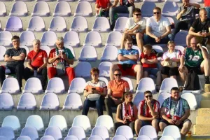 Ούγγροι με μπύρες στις εξέδρες 