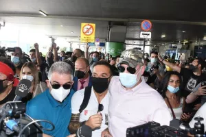 Πανικός στο αεροδρόμιο για τον Τριαντάφυλλο