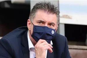 «Συμμόρφωση ως προς την ονομασία της εθνικής ομάδας ή αποβολή από FIFA/UEFA»