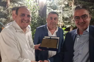 Τίμησε τον Άκη Χατζηπιερή