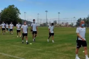 ΑΝΟ/Με μάσκες στην προπόνηση στις Πλάτρες