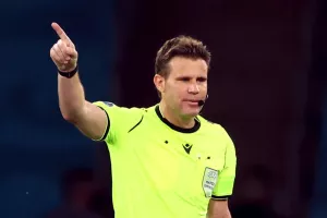 ΣΦΥΡΙΖΕΙ ο Felix Brych