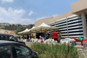 Παρέδωσε νερά και ξηρά τροφή στη Σκαρίνου η "Κίτρινη Γραμμή"