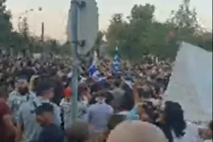 (ΦΩΤΟΣ) Έφυγαν από το Προεδρικό και... μαζική πορεία στους δρόμους της Λευκωσίας