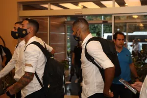 Καρέ-καρέ η άφιξη της ΑΕΛ στο "Rozafa" (φώτος-βίντεο kerkida.net)