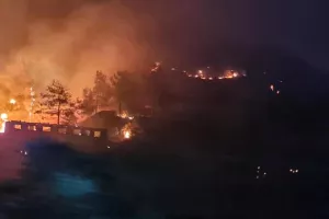 Φονική πυρκαγιά/Εντοπίστηκαν τέσσερα άτομα νεκρά 