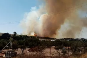 Εκτός ελέγχου η πυρκαγιά- Εκκενώνονται κατοικίες στην Ακτή Κυβερνήτη 