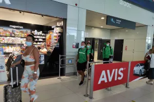 Μπροστά από τους παίκτες!