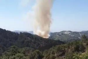 (Πυρκαγιά Πέρα Πεδί) Εκκενώνονται σπίτια - Απειλείται το δάσος Τροόδους 