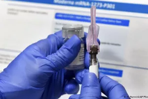 Επιστήμονας προειδοποιεί/"Οι ανεμβολίαστοι είναι δυνητικά... εργοστάσια μεταλλάξεων"