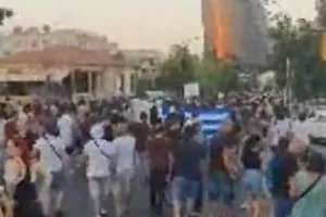 (ΦΩΤΟΣ) Έφυγαν από το Προεδρικό και... μαζική πορεία στους δρόμους της Λευκωσίας