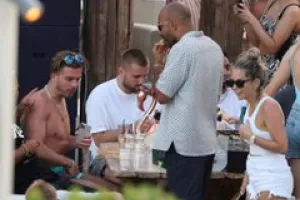 Γκρίλις – Σο: Έδωσαν 8.000 ευρώ σε beach party στη Μύκονο! 