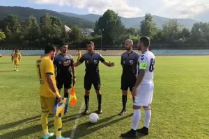 Κόκκινη στο φιλικό!