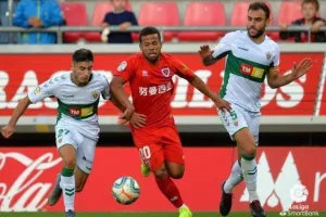 Luis Gustavo/ Μέσος που... βάζει το πόδι του στην "φωτιά"!