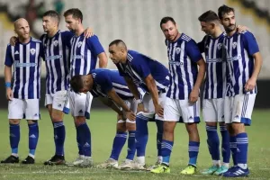 "Είμαστε περήφανοι για σας/Τα κεφάλια ψηλά"