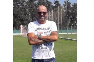 Ανανέωσε με Στέλιο Νικολάου