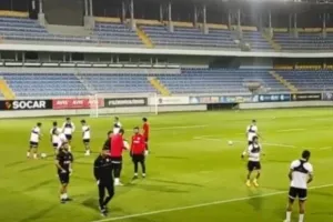 Γήπεδο... υπό διάλυση στο Μπακού: «Ξεκόλλησαν» τουλάχιστον δύο κομμάτια από την οροφή