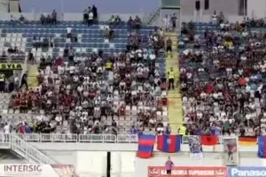 Χειροκρότημα και "ντόπες" πριν την σέντρα (βίντεο)