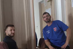 Παίκτες της Vllaznia με ορούς πριν τον αγώνα με ΑΕΛ/Ένας εκτός...