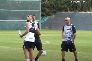 ΠΑΟΚ: Η αγκαλιά του Λουτσέσκου σε Ντόουγκλας πριν το Τόκιο (βίντεο)