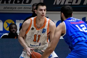 Ο Γιάννης Αγραβάνης υπέγραψε στον Γηραιό