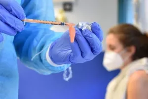 Κίνητρα εμβολιασμού: Αεροπορικά, ίντερνετ, κουπόνια από καταστήματα