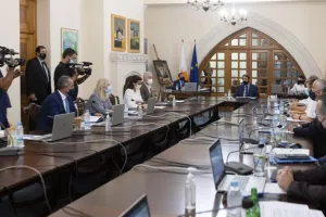 Τα νέα αυστηρότερα μέτρα & κίνητρα εμβολιασμού