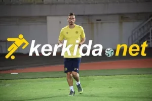 Μπήκε στο γήπεδο ο Μηνάς, χειροκροτήθηκε από τους συμπαίκτες του! 