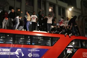 Ξέφρενοι πανηγυρισμοί των Άγγλων στους δρόμους