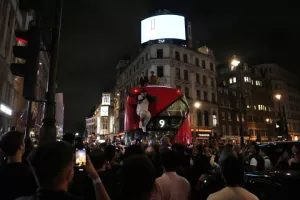 Ξέφρενοι πανηγυρισμοί των Άγγλων στους δρόμους