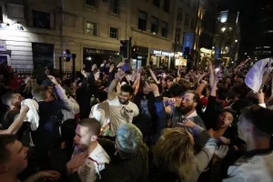 Ξέφρενοι πανηγυρισμοί των Άγγλων στους δρόμους