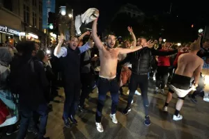 Ξέφρενοι πανηγυρισμοί των Άγγλων στους δρόμους