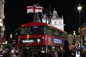 Ξέφρενοι πανηγυρισμοί των Άγγλων στους δρόμους